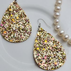 🌟5/$25 Gold Mermaid Teardrop Earrings.